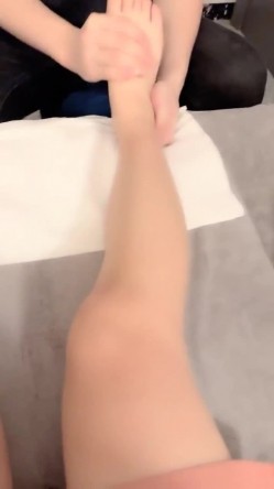 蜜蜜蜜蜜蜜桃 核弹！姐妹网吧勾搭~20小时~【大大蜜桃】无套啪啪~推油，男的边扣边日，真TM爽 截图3