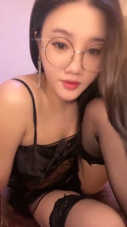 新人！御姐下海！好漂亮好性感，【丝袜控】，20岁湖南小美女，眼镜控的兄弟不要错过，嘟嘴抠逼，流鼻血了 截图2