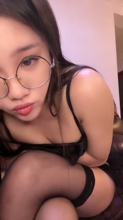 新人！御姐下海！好漂亮好性感，【丝袜控】，20岁湖南小美女，眼镜控的兄弟不要错过，嘟嘴抠逼，流鼻血了 截图3