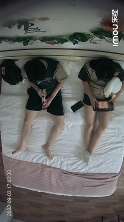 最新流出乐橙酒店摄像头偷拍 ️大学生情侣开学炮超甜美清纯妹子，绝对把你看硬 截图3