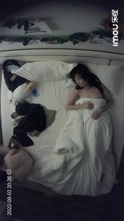 最新流出乐橙酒店摄像头偷拍 ️大学生情侣开学炮超甜美清纯妹子，绝对把你看硬 截图15