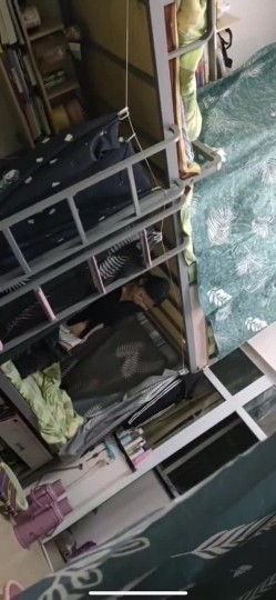 坑闺蜜妹子还不起高利贷被逼直播偷拍 室友换衣服抵债,心里很矛盾,表示一天也不想坚持了 截图1