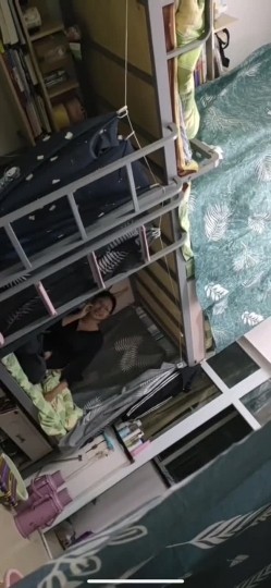 坑闺蜜妹子还不起高利贷被逼直播偷拍 室友换衣服抵债,心里很矛盾,表示一天也不想坚持了 截图2
