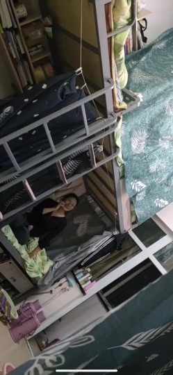 坑闺蜜妹子还不起高利贷被逼直播偷拍 室友换衣服抵债,心里很矛盾,表示一天也不想坚持了 截图3