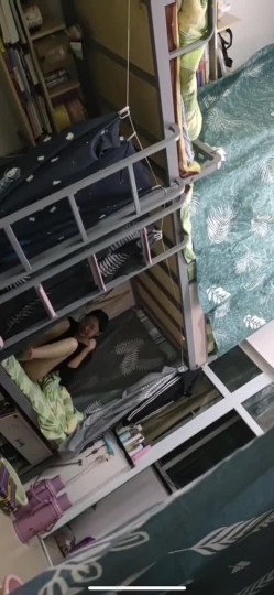 坑闺蜜妹子还不起高利贷被逼直播偷拍 室友换衣服抵债,心里很矛盾,表示一天也不想坚持了 截图4