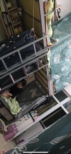 坑闺蜜妹子还不起高利贷被逼直播偷拍 室友换衣服抵债,心里很矛盾,表示一天也不想坚持了 截图5