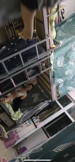 坑闺蜜妹子还不起高利贷被逼直播偷拍 室友换衣服抵债,心里很矛盾,表示一天也不想坚持了 截图7