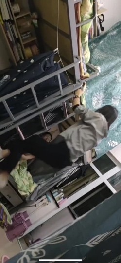 坑闺蜜妹子还不起高利贷被逼直播偷拍 室友换衣服抵债,心里很矛盾,表示一天也不想坚持了 截图8