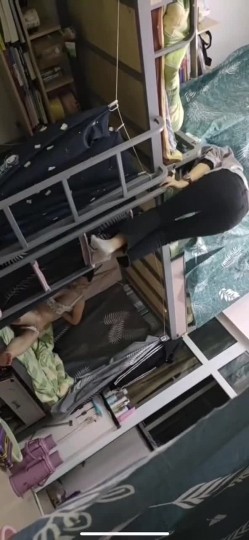 坑闺蜜妹子还不起高利贷被逼直播偷拍 室友换衣服抵债,心里很矛盾,表示一天也不想坚持了 截图9