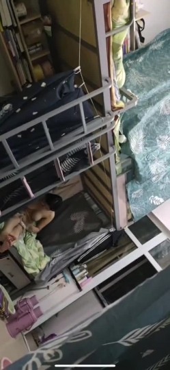 坑闺蜜妹子还不起高利贷被逼直播偷拍 室友换衣服抵债,心里很矛盾,表示一天也不想坚持了 截图10