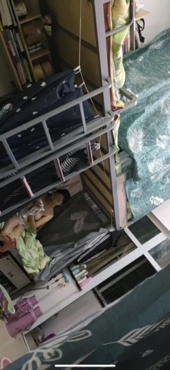 坑闺蜜妹子还不起高利贷被逼直播偷拍 室友换衣服抵债,心里很矛盾,表示一天也不想坚持了 截图11