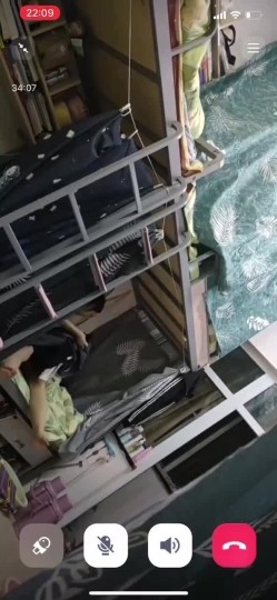 坑闺蜜妹子还不起高利贷被逼直播偷拍 室友换衣服抵债,心里很矛盾,表示一天也不想坚持了 截图12