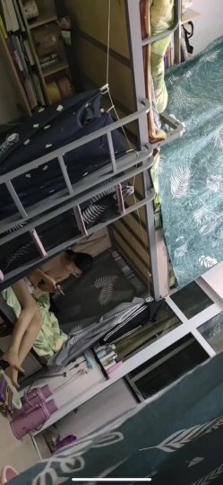 坑闺蜜妹子还不起高利贷被逼直播偷拍 室友换衣服抵债,心里很矛盾,表示一天也不想坚持了 截图15