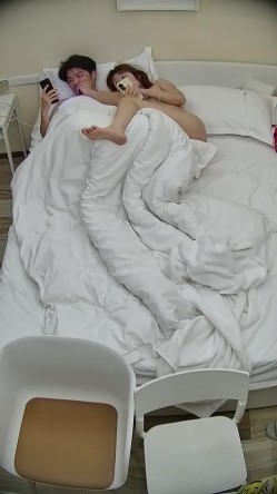 酒店偷拍连续几天入住年轻情侣爱喝酒的呆萌美女宿醉未醒裸奔吵架崩溃大哭 截图1