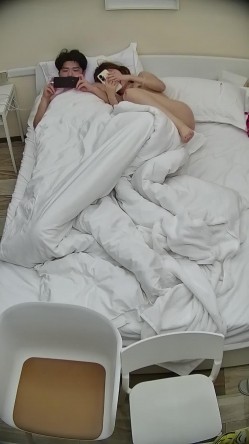 酒店偷拍连续几天入住年轻情侣爱喝酒的呆萌美女宿醉未醒裸奔吵架崩溃大哭 截图2
