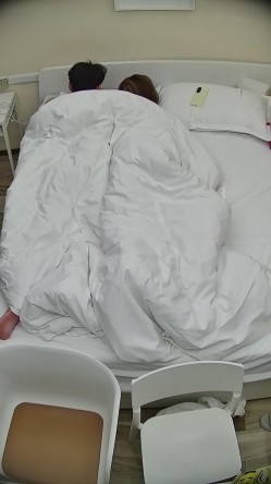 酒店偷拍连续几天入住年轻情侣爱喝酒的呆萌美女宿醉未醒裸奔吵架崩溃大哭 截图3