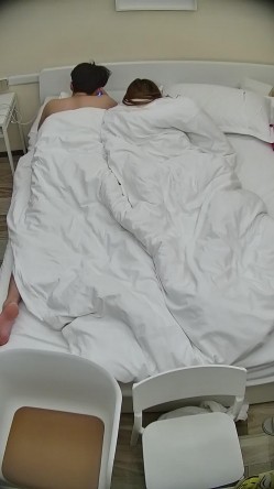 酒店偷拍连续几天入住年轻情侣爱喝酒的呆萌美女宿醉未醒裸奔吵架崩溃大哭 截图4