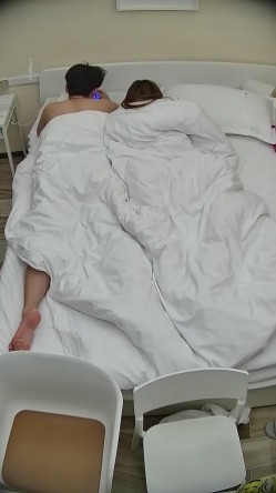酒店偷拍连续几天入住年轻情侣爱喝酒的呆萌美女宿醉未醒裸奔吵架崩溃大哭 截图5