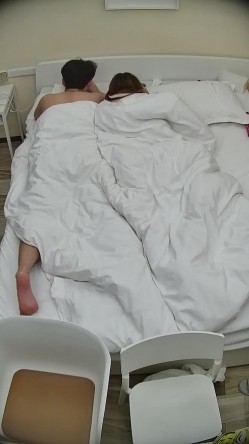 酒店偷拍连续几天入住年轻情侣爱喝酒的呆萌美女宿醉未醒裸奔吵架崩溃大哭 截图6