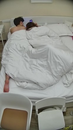 酒店偷拍连续几天入住年轻情侣爱喝酒的呆萌美女宿醉未醒裸奔吵架崩溃大哭 截图7