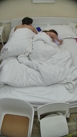 酒店偷拍连续几天入住年轻情侣爱喝酒的呆萌美女宿醉未醒裸奔吵架崩溃大哭 截图9