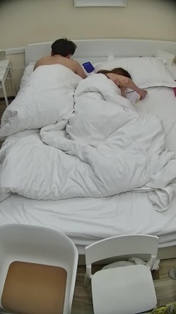 酒店偷拍连续几天入住年轻情侣爱喝酒的呆萌美女宿醉未醒裸奔吵架崩溃大哭 截图10