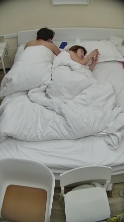 酒店偷拍连续几天入住年轻情侣爱喝酒的呆萌美女宿醉未醒裸奔吵架崩溃大哭 截图11