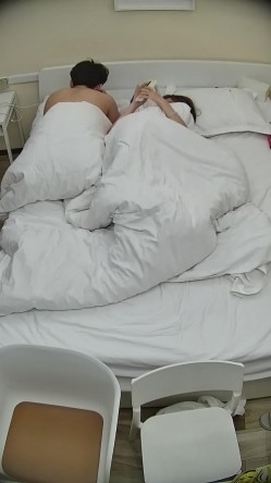 酒店偷拍连续几天入住年轻情侣爱喝酒的呆萌美女宿醉未醒裸奔吵架崩溃大哭 截图12