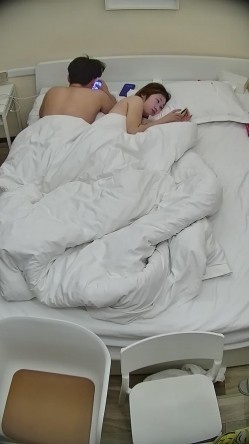 酒店偷拍连续几天入住年轻情侣爱喝酒的呆萌美女宿醉未醒裸奔吵架崩溃大哭 截图13