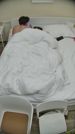 酒店偷拍连续几天入住年轻情侣爱喝酒的呆萌美女宿醉未醒裸奔吵架崩溃大哭 截图15