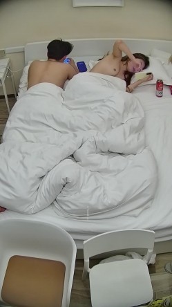 酒店偷拍连续几天入住年轻情侣爱喝酒的呆萌美女宿醉未醒裸奔吵架崩溃大哭 截图16