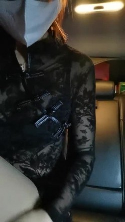 风情少妇深夜跟大哥户外车震，开档黑丝让大哥用跳蛋塞进逼里抽插浪叫呻吟，露脸口交大鸡巴无套抽插不要错过 截图2