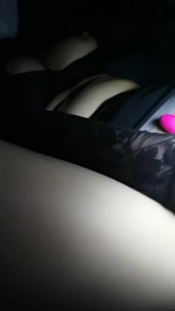 风情少妇深夜跟大哥户外车震，开档黑丝让大哥用跳蛋塞进逼里抽插浪叫呻吟，露脸口交大鸡巴无套抽插不要错过 截图6
