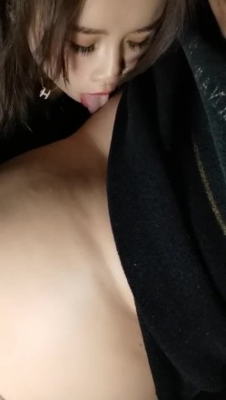 风情少妇深夜跟大哥户外车震，开档黑丝让大哥用跳蛋塞进逼里抽插浪叫呻吟，露脸口交大鸡巴无套抽插不要错过 截图10
