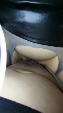 风情少妇深夜跟大哥户外车震，开档黑丝让大哥用跳蛋塞进逼里抽插浪叫呻吟，露脸口交大鸡巴无套抽插不要错过 截图14