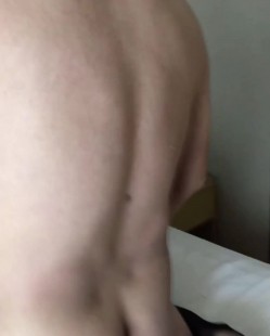 大神的娇妻，约两个猛男一起干淫妻，草的真是爆棚，简直是暴击般的冲撞，插的妻子比母猪还能叫！ 截图3