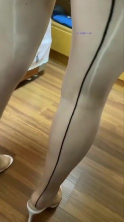 超顶反差婊少妇公务员美熟女【蓝阿姨】厚厚的红唇显得无比性感，口交舌功了得 截图6