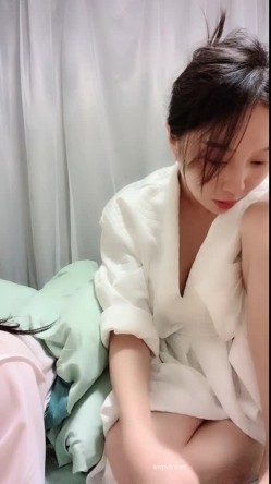 巨乳奶妈和亲妹妹一起下海：奶大与奶小的，奶奶的穴更黑哈哈，姐姐的胸摇 各种优惠勾引狼友撸！ 截图1