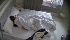 超极品女神女友 黄毛小帅带着校花女友开房 这妹子是真漂亮 扣了半天还上了道具 截图1