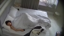 超极品女神女友 黄毛小帅带着校花女友开房 这妹子是真漂亮 扣了半天还上了道具 截图2