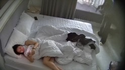超极品女神女友 黄毛小帅带着校花女友开房 这妹子是真漂亮 扣了半天还上了道具 截图4