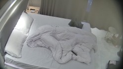超极品女神女友 黄毛小帅带着校花女友开房 这妹子是真漂亮 扣了半天还上了道具 截图9