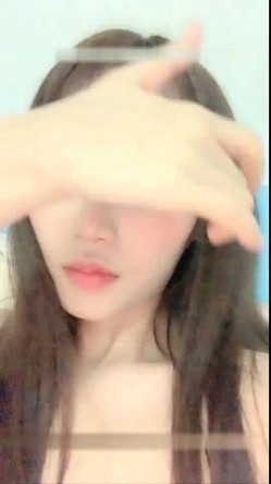 漂亮美女小舟bb和闺蜜一起秀 阴毛不少性欲应该不小 很是诱人 截图3