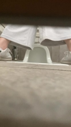 学校图书室厕所偷拍女同学尿尿 每个女同学都对我撅起屁股露出那条小肉缝 截图4