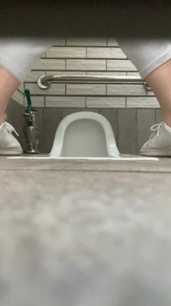 学校图书室厕所偷拍女同学尿尿 每个女同学都对我撅起屁股露出那条小肉缝 截图5
