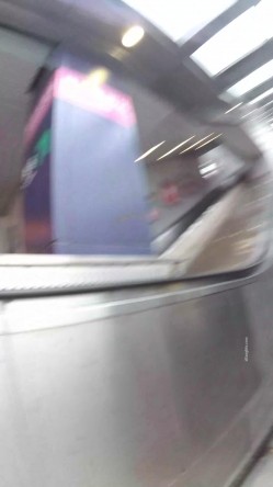 【精品CD】 稀有作品，每部都是精品，手艺高超 27V+YC商场系列：晃着肥臀打游戏淫荡美妇丁子内两侧黑毛全钻出来了 截图6