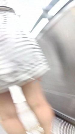 【精品CD】 稀有作品，每部都是精品，手艺高超 27V+YC商场系列：晃着肥臀打游戏淫荡美妇丁子内两侧黑毛全钻出来了 截图15