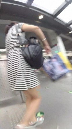 【精品CD】 稀有作品，每部都是精品，手艺高超 27V+YC商场系列：晃着肥臀打游戏淫荡美妇丁子内两侧黑毛全钻出来了 截图16