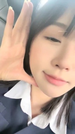 抖音网红！可爱至极！~【京鱼儿】大尺度粉穴天然美乳~哇塞，女神不常来，可遇不可求 截图3