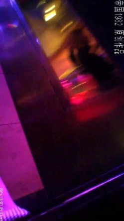 夜场酒吧女厕正面镜头偸拍各种时尚小姐姐方便 赏脸赏逼 截图1